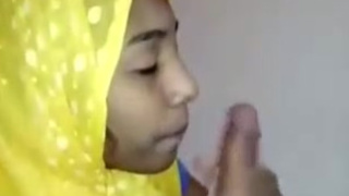 A Muslim girl from India skillfully performs oral sex