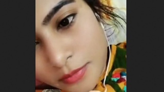 Indian girl reveals her large breasts in a sensual video