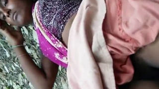 Indian girl in saree reveals her intimate parts in explicit video