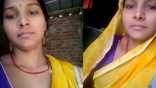 Indian spouse reveals her attractive genitals