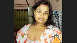 Desi bhabi with big beautiful body reveals her breasts