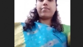 Desi wife removes sari and displays her seductive physique