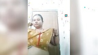 XXX Bangla Desi woman shows off her chubby body in this self-made clip