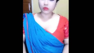 Village aunty with big breasts performs live on Tango