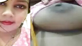 Indian girl shows her breasts during a video call viral MMS
