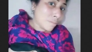 Sexy Desi bhabi stimulates herself