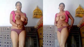 Indian wife reveals her naked form