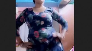 Desi Bhabhi dancing sensually in live show