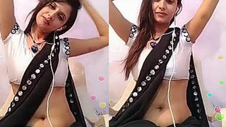 Indian aunt reveals her belly button in a steamy live chat