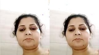 Lusty Bhabhi Records Her Nude Selfie