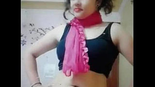 Indian beauty strips down and seduces