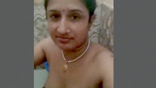 Indian beauty discreetly joins husband in bath