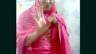 Married woman with stunning physique indulges in self-pleasure