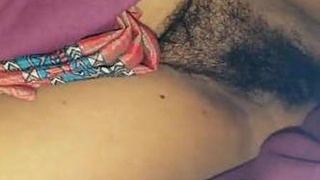 Desi bhabi's saree rides up revealing her hairy pussy outdoors