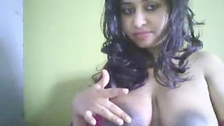 A busty beauty from Bangalore puts on a show on webcam