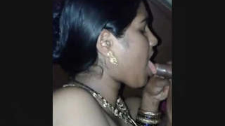 A sultry Indian bhabi gives an enthusiastic blowjob